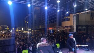 PODELJENO 1.000 NOVOGODIŠNJIH PAKETIĆA, KRUŠEVLJANI SE ZABAVLJALI UZ TROPIKO BEND