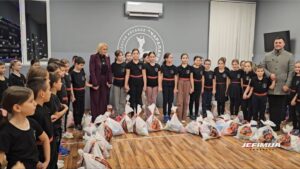 URUČENI NOVOGODIŠNJI PAKETIĆI MALIŠANIMA FOLKLORNOG ANSAMBLA „ČARAPANI“