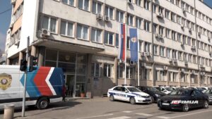 UHAPŠEN MUŠKARAC OSUMNJIČEN DA JE KRAO NAFTU, GUME I DRUGE DELOVE SA KAMIONA