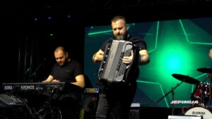 ODRŽAN HUMANITARNI KONCERT BORKA RADIVOJEVIĆA I BROJNIH ESTRADNIH UMETNIKA U KRUŠEVCU