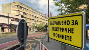PORED ZABRANE SAOBRAĆAJA U VIDOVDANSKOJ ULICI TOKOM LETA, OD 19 DO 23 SATA, ZABRANJENO JE KRETANJE I ELEKTRIČNIH TROTINETA